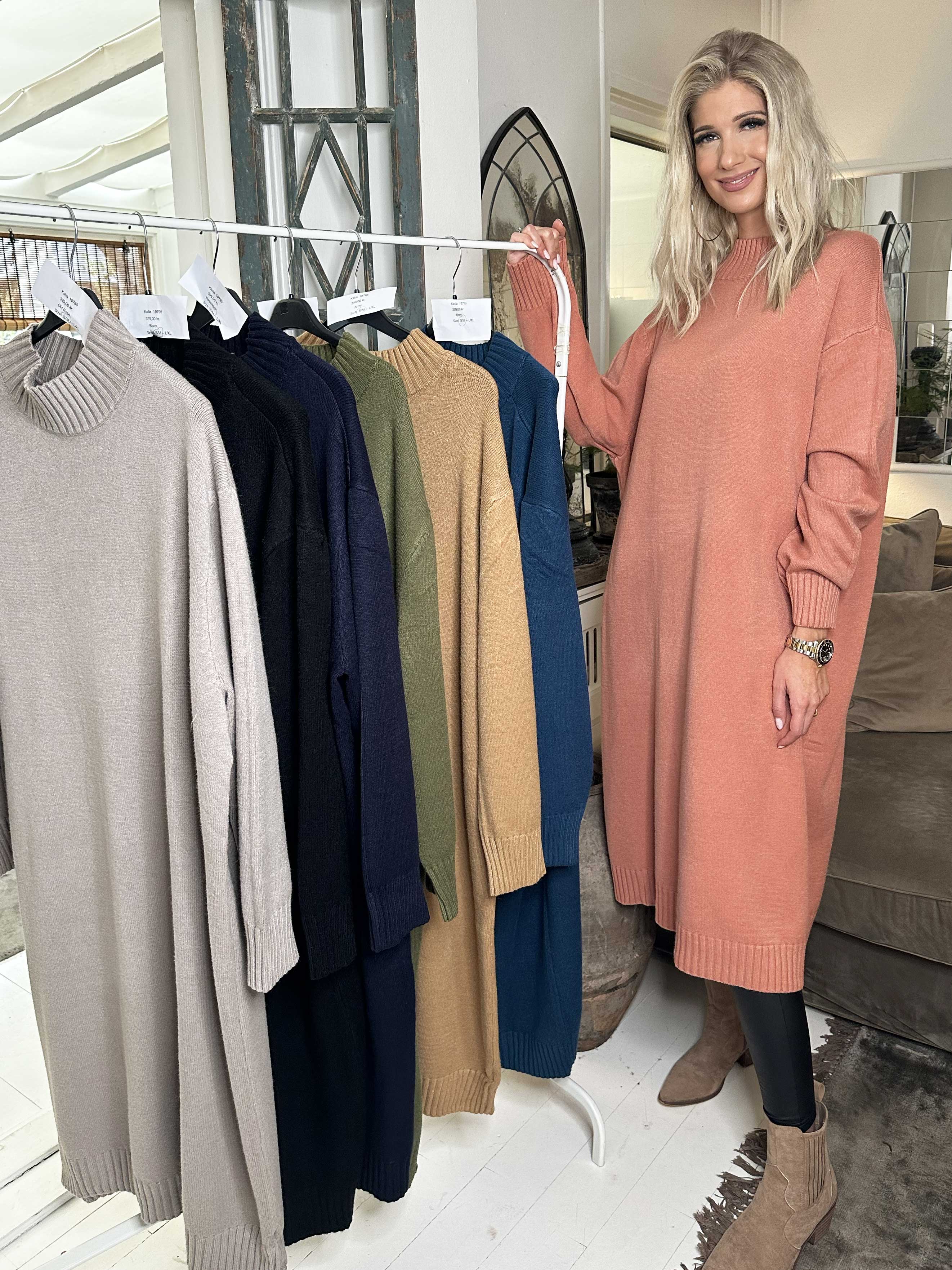 Katia - Snygg mjuk stickad klänning